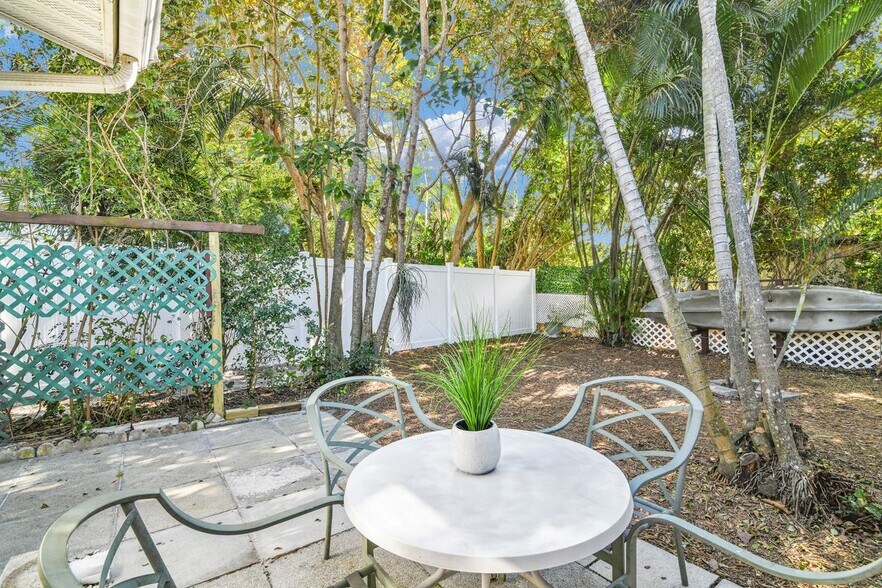 Building Photo - 702 Sunset Dr