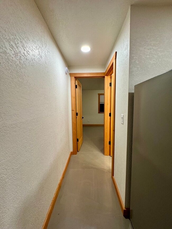 Building Photo - RENT SPECIAL - 1/2 Off First Month's rent! Charming 1BR in Convenient Eugene Location!