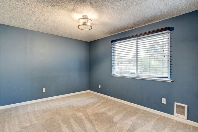 Building Photo - Welcome to this 3 Bed 2 Bath Home Close To...