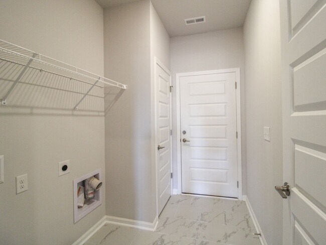 Building Photo - Lovely townhome between Athens and Madison!