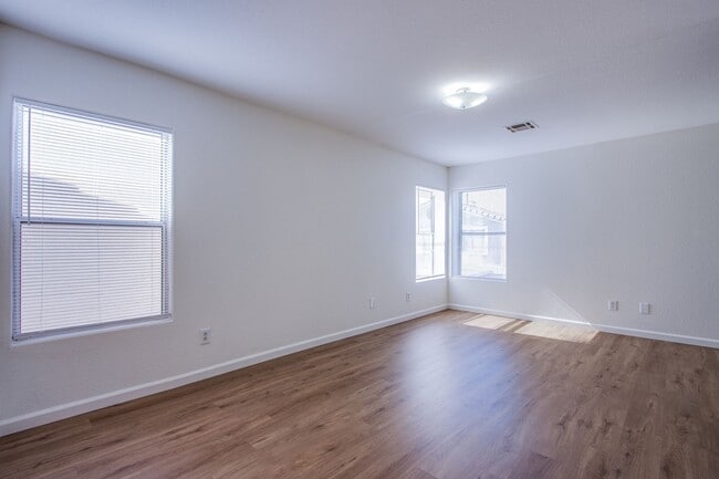 Building Photo - Lovely 4 bedroom 2.5 bath townhome in North Las Vegas gated community with a pool!