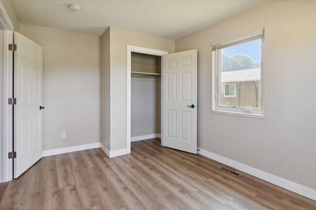 Building Photo - 2445 S Isabella Rd