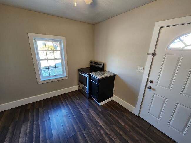 Building Photo - Spacious 3-Bedroom, 2-Bathroom Home AVAILABLE NOW!!