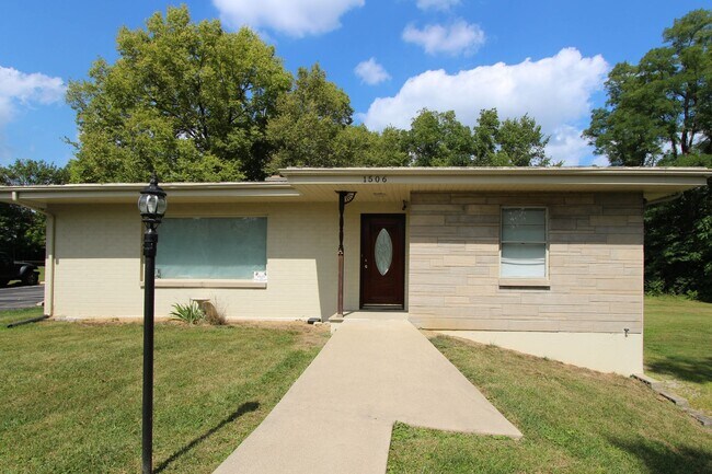 Primary Photo - 1506 W White River Blvd