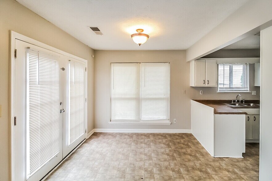 Building Photo - 2468 Mistletoe Ln SW