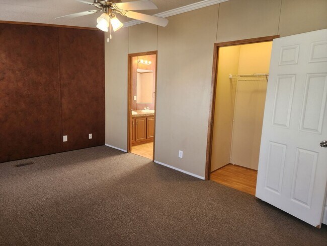 Building Photo - 306 E Spruce St