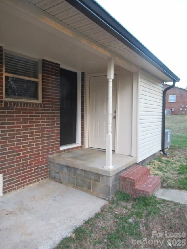 Building Photo - 1771 River Rd