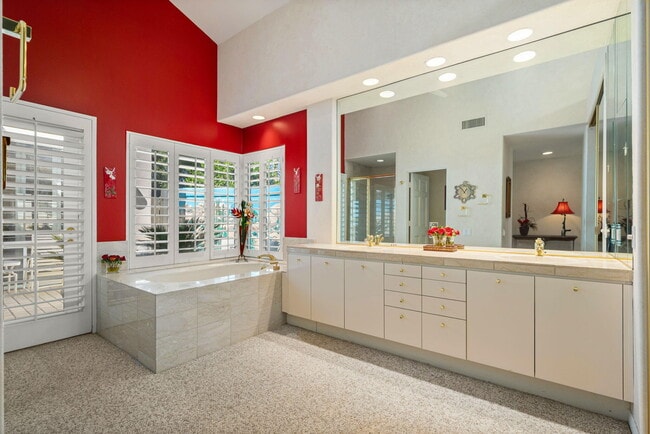 Building Photo - 75395 Riviera Dr