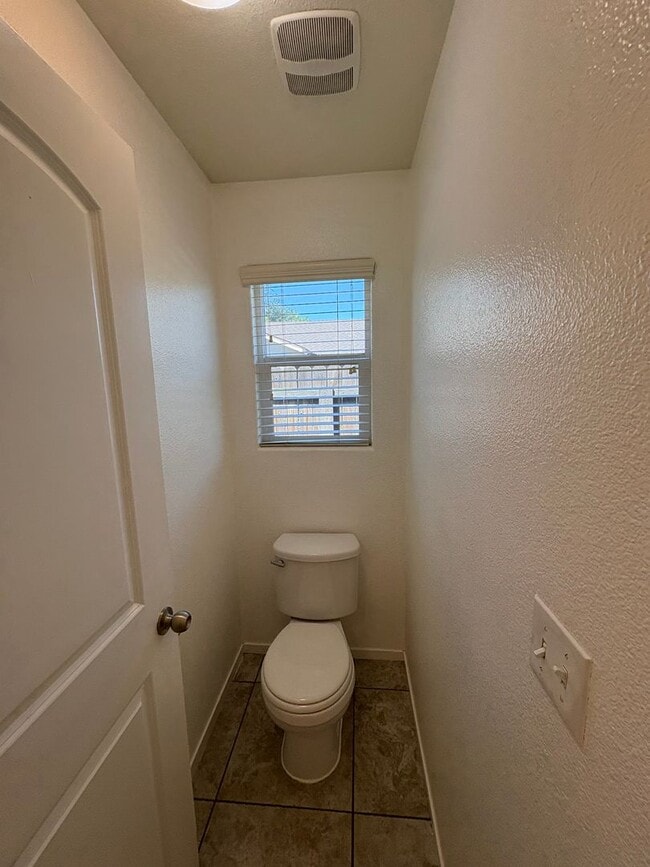 Building Photo - Tulare home move-in ready!