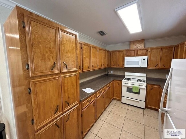 Building Photo - 711 Cisneros St