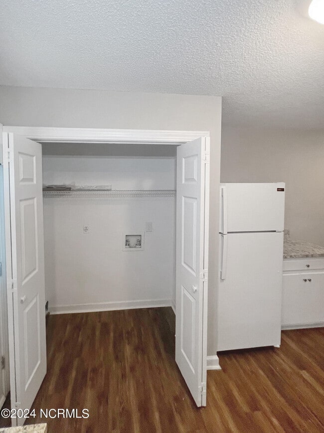 Building Photo - 6629 Cottonwood Dr