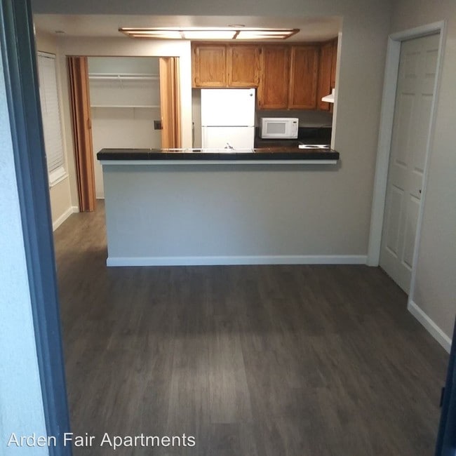 Building Photo - 2228 Royale Rd