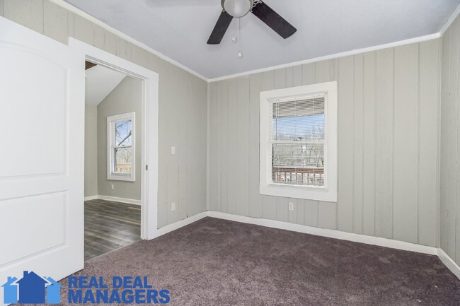 Building Photo - Charming 3-Bed Home - new paint, carpet an...