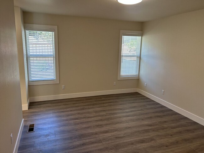 Building Photo - Beautifully Remodeled President’s Neighborhood Home