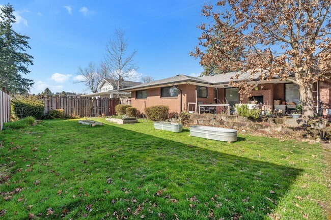 Building Photo - 1 level Mid Century Beauty! 3 Bd/ 3 ba