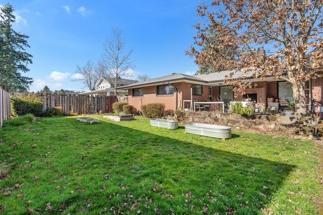 Building Photo - 3 Bedroom 3 bath 1 level Mid Century Beauty!