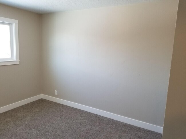 Building Photo - Spacious 5-Bedroom Magna Home with Deck and Ample Parking