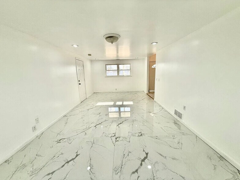 Building Photo - 6 Citadel Ave