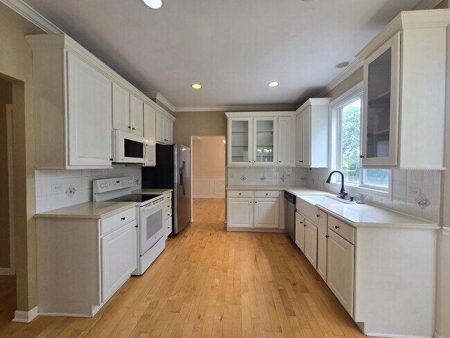 Building Photo - 217 Lexington Ct