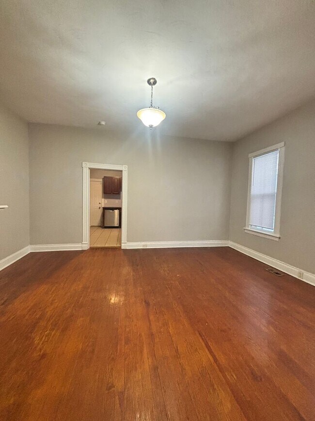 Building Photo - Well Kept 3 Bedroom 1.5 Bathroom Duplex Located in Historic Port Norfolk