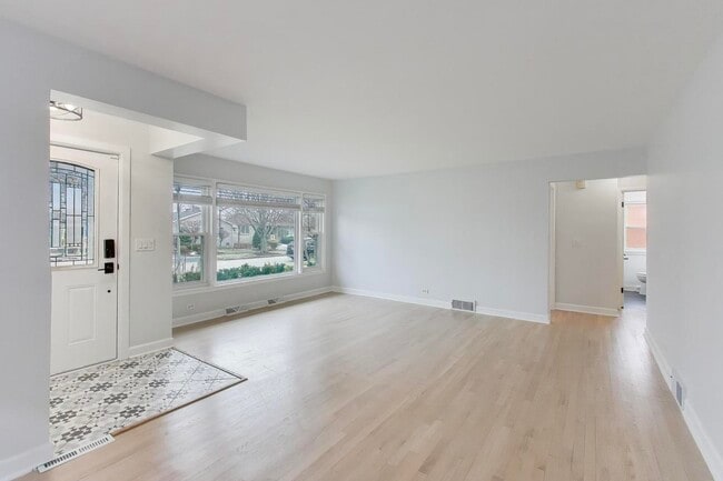 Building Photo - 710 S Hawthorne Ave