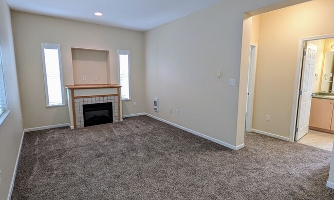 Building Photo - North Lynnwood 3 Bedroom Condo - Corner Unit