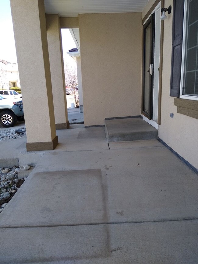 Building Photo - Massive and Expansive 5 Bedroom Green Vall...