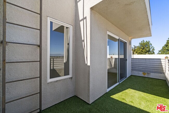 Building Photo - 11851 Laurelwood Dr