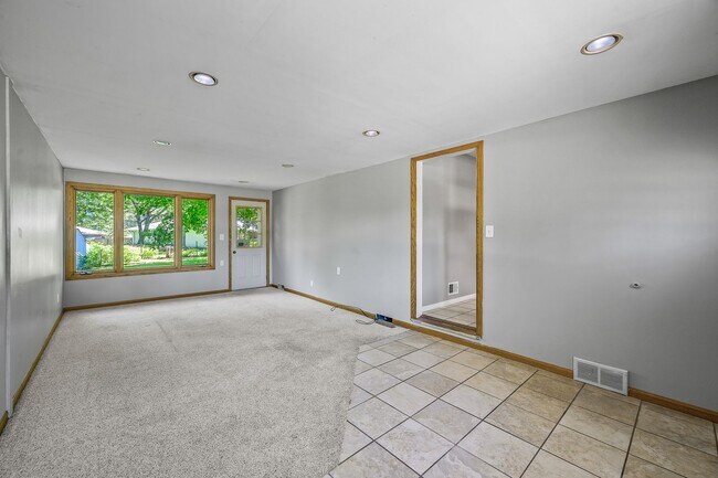 Building Photo - Gorgeous Shoreview House 3BR 1 Bath  Available Early May!