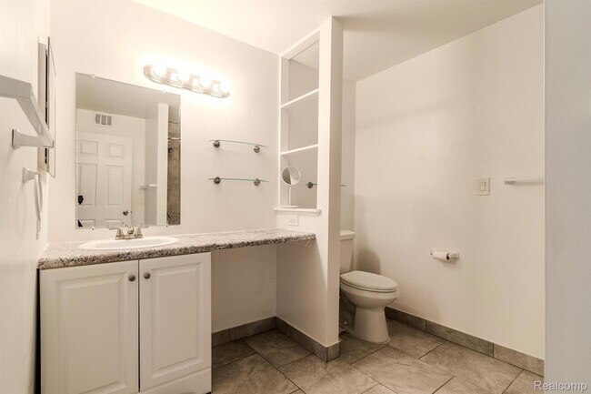 Building Photo - 474 Fox Hills Dr S