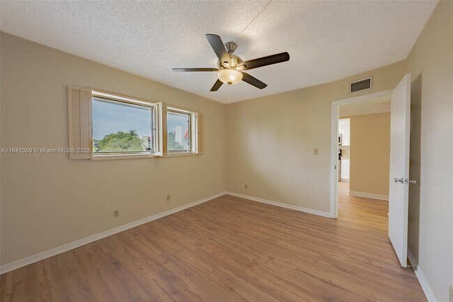 Building Photo - 3581 Inverrary Dr