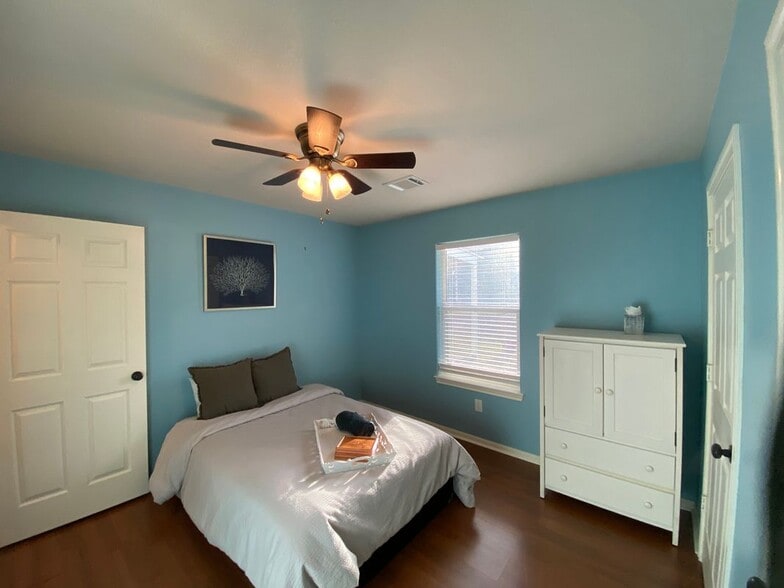 Building Photo - 254 E Sunset Dr