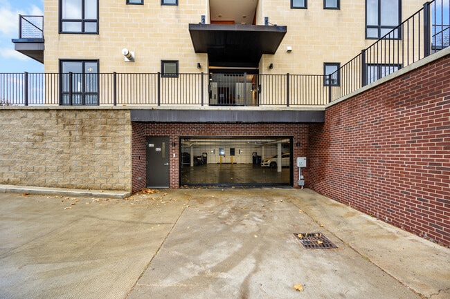 Building Photo - 462 W Stadium Blvd