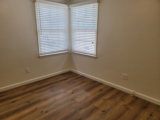 Building Photo - 422 N Shaffer St