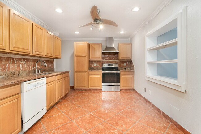 Building Photo - Great Entertaining Spaces!