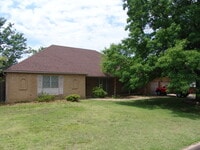 Building Photo - Midtown Tulsa 4 Bedroom Single Level Home!