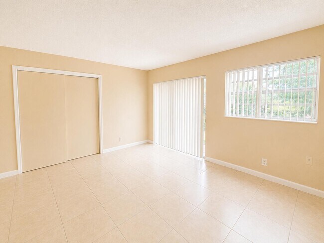 Building Photo - 4125 Woodside Dr
