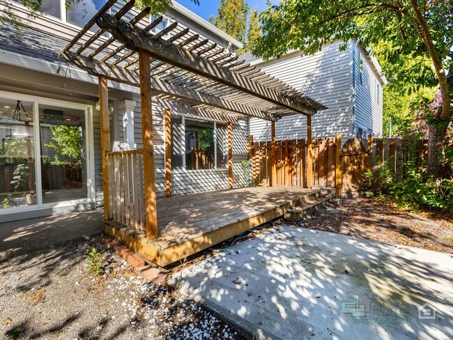 Building Photo - 2 Bedroom, 2.5 Bath Close to Nike and Intel!