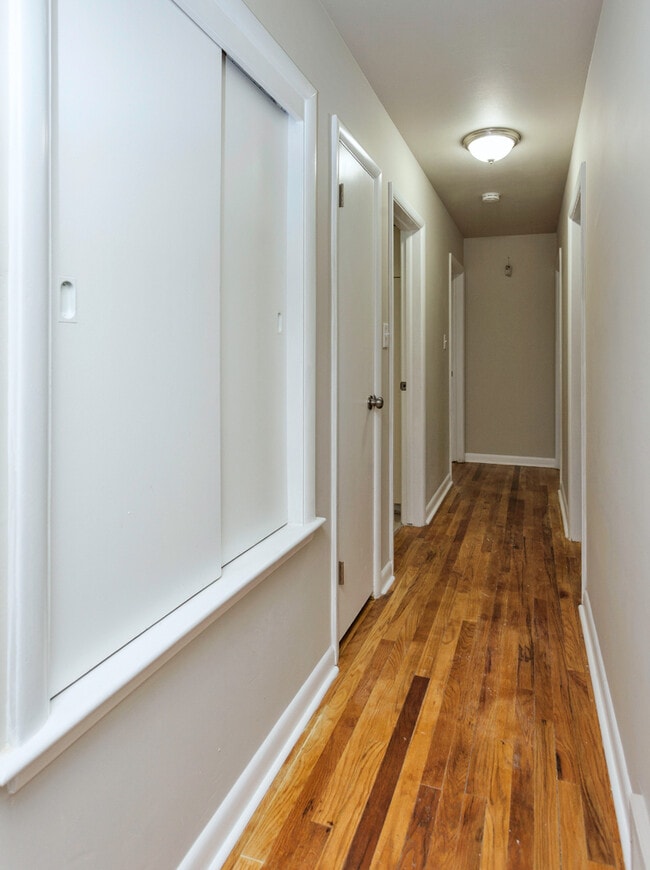 Building Photo - Spacious 4 bedroom 2 bathroom home