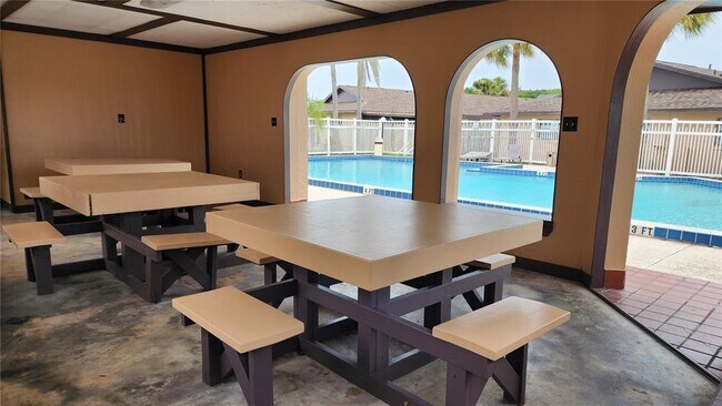 Building Photo - 2108 Bahamas Ct