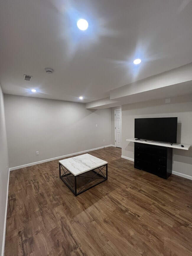 Building Photo - 402 4th St NW