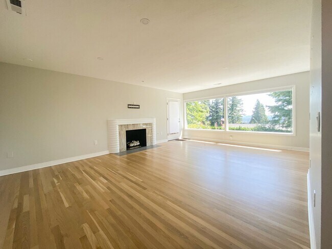 Building Photo - Stunning Mid-Century Home with Spectacular Southerly Views in Sought-After Terwilliger Heights!