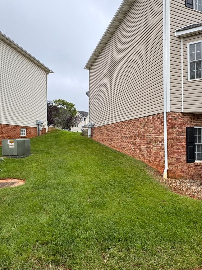 Building Photo - 3 Bedroom || 2 Full Bathroom & 2 Half Bath...