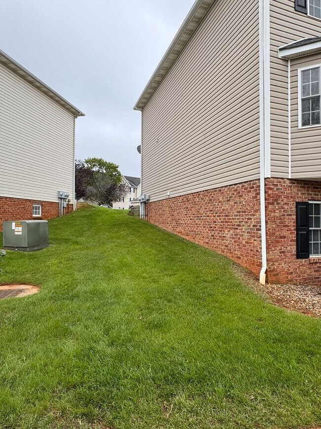 Building Photo - 3 Bedroom || 2 Full Bathroom & 2 Half Bathroom Townhome
