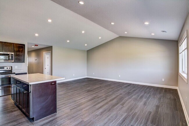 Building Photo - 3 Bedroom Town Home, Association Maintained Lawn & Snow Removal Included