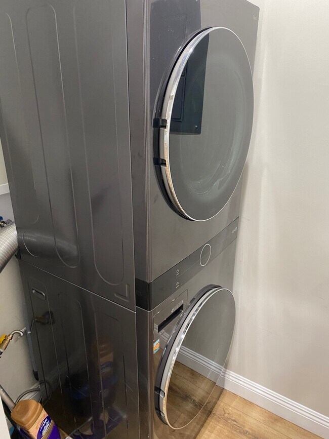 Building Photo - 749 N Wilton Pl