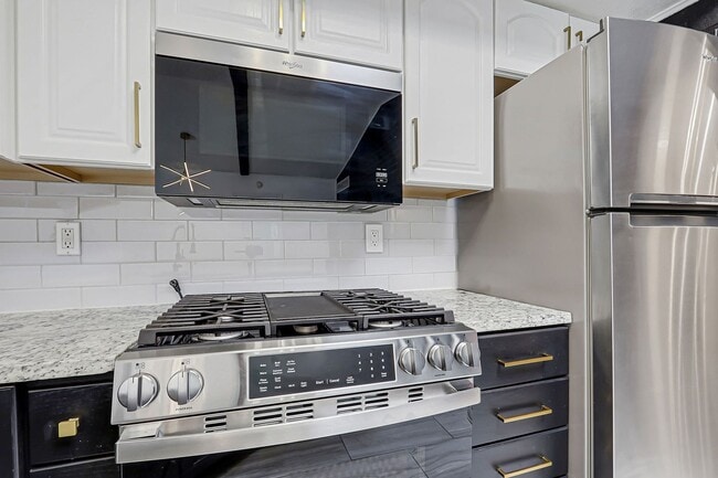 Building Photo - beautiful swimming pool and backyard oasis! fully remodeled home new appliances !