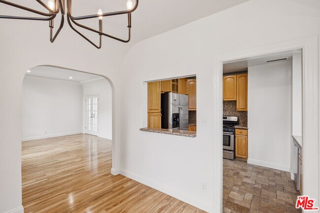 Building Photo - 525 N Crescent Heights Blvd