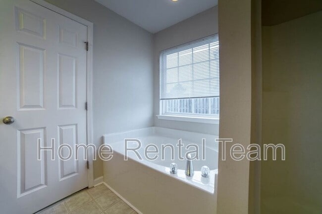 Building Photo - 37 Twin Oaks Pl