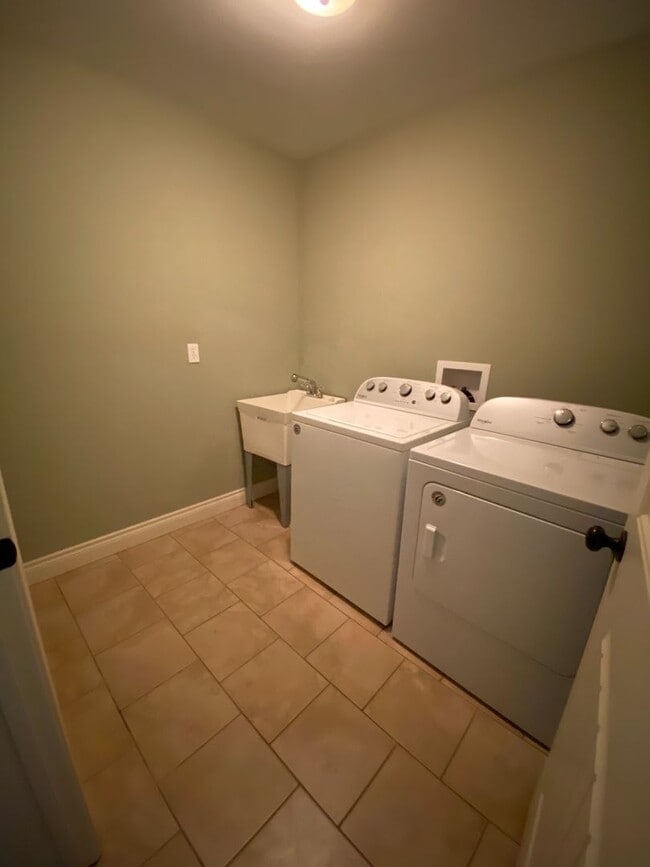 Building Photo - Mountain Views, Modern Touches – 5 Bed Bea...